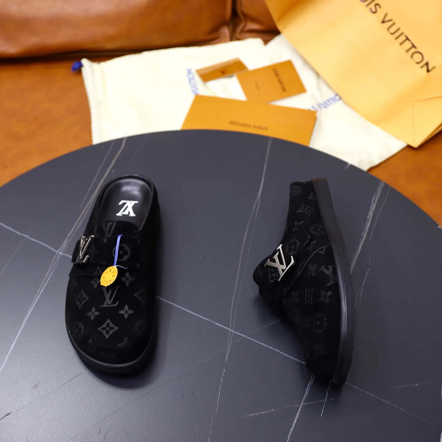 Ex-factory price: 520💰🙅‍♂️🙅‍♂️🙅‍♂️Birkenstock Brand: LV Louis Vuitton Standard code: 38-45 (cowhide lining) Grade: Same as the official website Material: Original leather design Original rubber wear-resistant molded outsole Style category: Men's fashion sandals Distinguished luxury brand elements Top luxury Color: Actual picture color